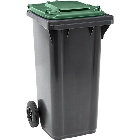 Zwarte vuilnisbak met groen deksel en wielen, op een witte achtergrond.