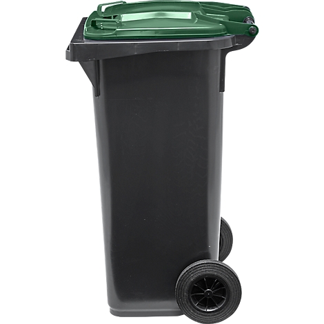 Zwarte vuilnisbak met groene deksel, twee wielen en handvat. Zijaanzicht, neutrale achtergrond.