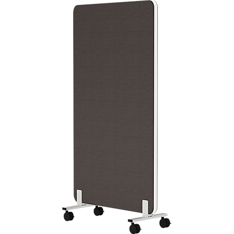 Mobiele bruine roomdivider met een wit frame en wielen. Een eenvoudig, rechthoekig element dat op twee witte voeten staat, elk met twee zwarte wielen.
