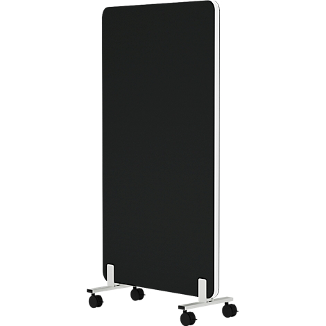 Zwarte, mobiele scheidingswand met wit frame en wieltjes.