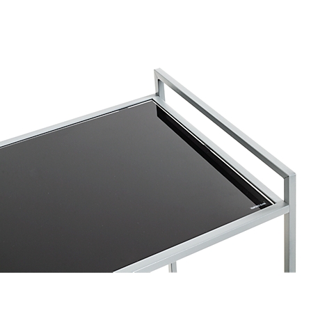Close-up van een deel van een serveerwagen. Zwart glazen blad, zilveren frame en handvat.