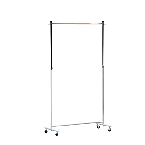 Een vrijstaand kledingrek met een zwarte stang en wit frame. Op wielen.