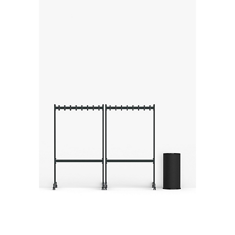 Twee kledingrekken met haken, zwarte container.