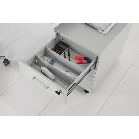 Grijze rolcontainer met een open lade. Het bevat een rekenmachine, pennen, markeerstiften, een liniaal en andere kantoorbenodigdheden.