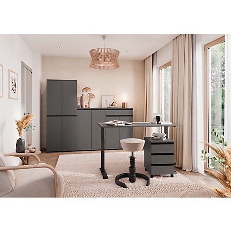Een modern kantoor met een in hoogte verstelbaar bureau, grijze kast, stoel en groot raam.