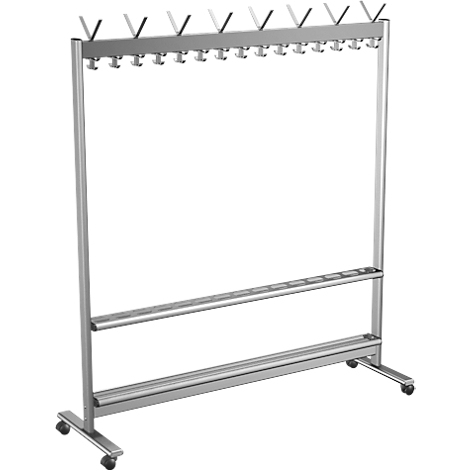 Een zilveren kapstok met haken, op wieltjes. Bovenop bevinden zich kleerhangers.