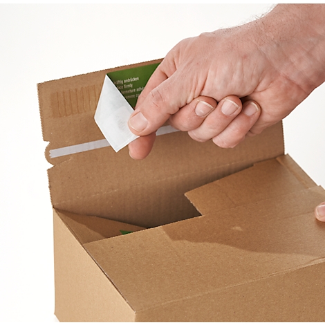 Eine Hand löst einen Aufkleber von einem Karton, um ihn zu öffnen. Der Karton ist aus brauner Pappe.