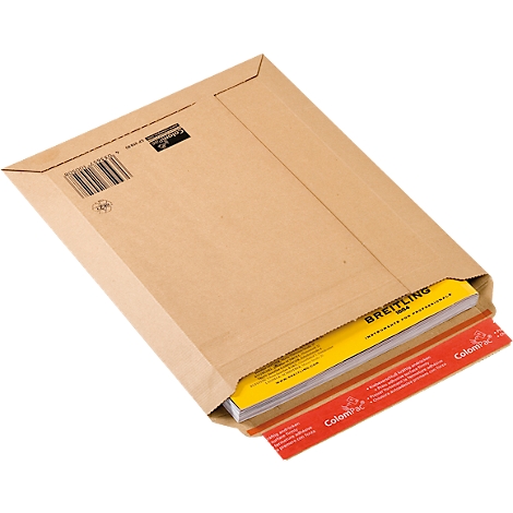 Brauner Versandtasche, teilweise geöffnet, mit gelbem und rotem Inhalt. Auf der Vorderseite sind Barcodes und Schriftzüge zu sehen.