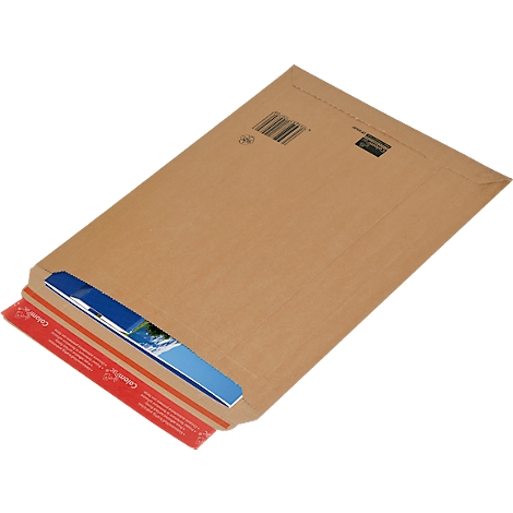 Brauner Versandtasche, teilweise geöffnet, mit Inhalt. Roter Verschlussstreifen mit Schriftzug.