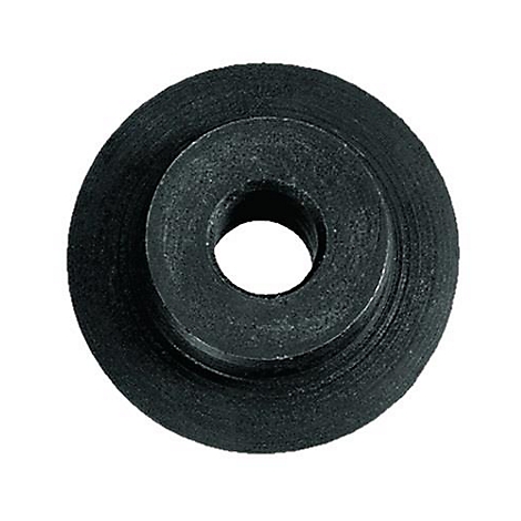 Een zwart snijgereedschap met een gat in het midden. Een gekartelde rand aan de buitenkant.