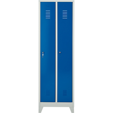 Un casier bleu à deux portes, des poignées argentées et des fentes d'aération. La porte de droite est fermée, celle de gauche est ouverte.