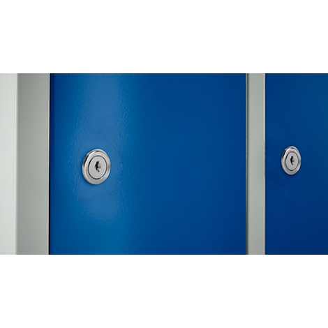 Gros plan sur des casiers. Portes bleues avec éléments de serrure argentés.