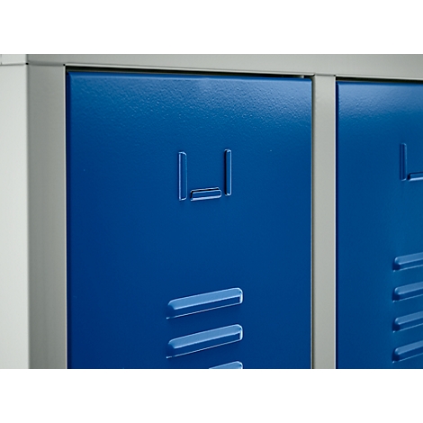 Gros plan sur une porte de casier bleue avec une serrure en relief et des fentes de ventilation verticales.