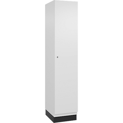 Une armoire blanche sur fond neutre, avec une base noire et une poignée argentée.