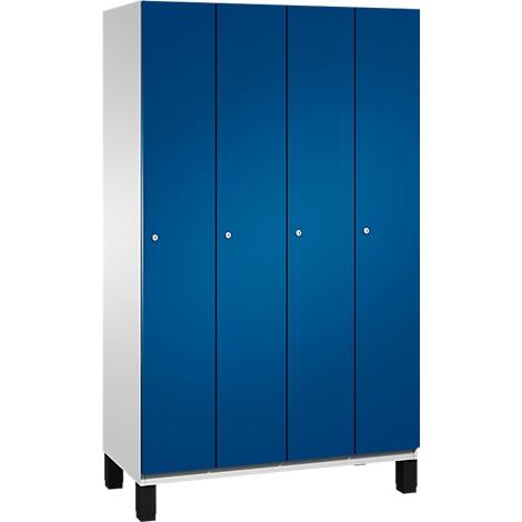 Armoire avec quatre portes bleues, des côtés blancs et des pieds noirs.