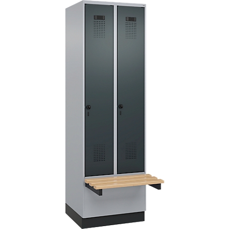Casier gris à deux portes avec un banc en bois. Chaque porte a une grille de ventilation et une poignée avec une serrure.