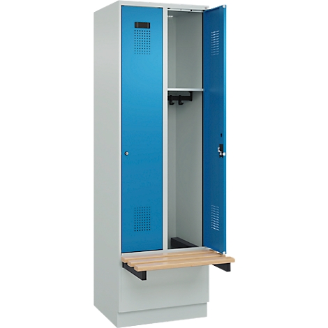 Un casier à deux portes avec des portes bleues, dont une ouverte, avec une étagère et des patères, en dessous un banc en lattes de bois.