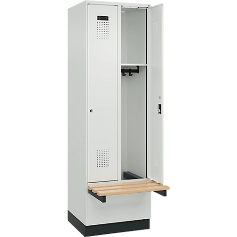 Casier blanc avec compartiment ouvert, à côté un banc en bois à déplier.