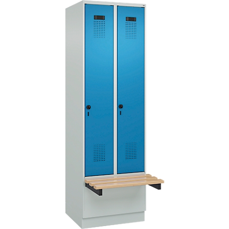 Un casier blanc et bleu avec deux portes, des trous de ventilation et un banc en bois.