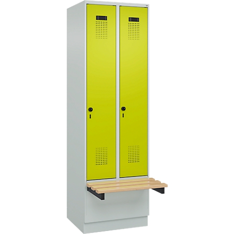 Un casier avec deux portes vert néon, des trous de ventilation et un siège en bois en dessous. Corps gris.
