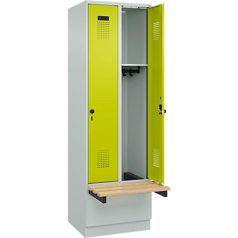 Un meuble à deux portes avec des portes jaunes et une porte ouverte. A l'intérieur, on peut voir une étagère et une tringle à vêtements, ainsi qu'un banc en bois.