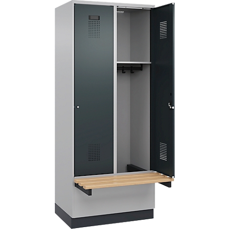 Casier gris avec porte ouverte, banc en bois. Portes gris foncé, corps gris clair.
