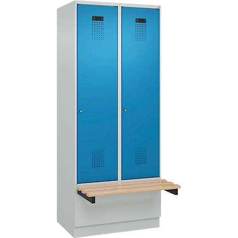 Casier bleu et blanc avec deux portes et un banc. Fentes de ventilation en haut, poignées en bas.