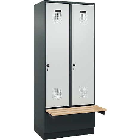 Casier à deux portes, gris clair et gris foncé, avec fentes de ventilation et banc en bois.