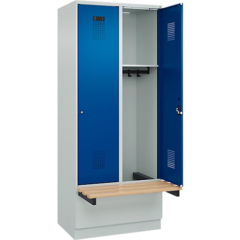 Vestiaire bleu ouvert avec banc. La porte gauche est fermée, la droite ouverte.