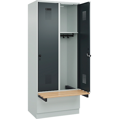 Casier gris, une porte ouverte. Au milieu, une assise en bois. Le casier a une serrure.