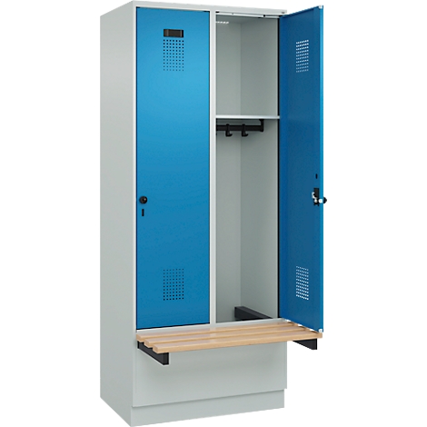 Casier bleu à deux portes, une porte ouverte. Banc en bois en dessous. Intérieur blanc avec crochets et étagère.