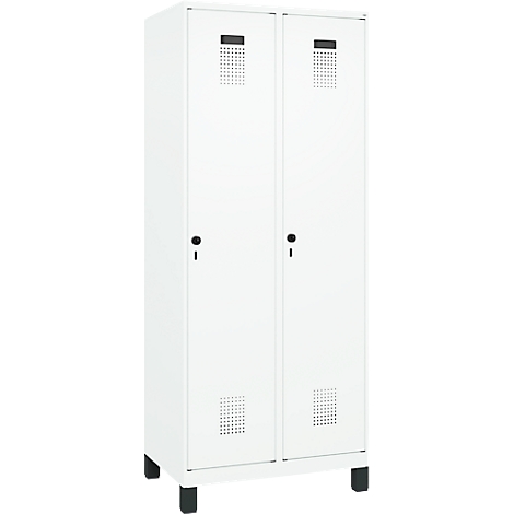 Une armoire en acier blanc avec deux portes, des poignées et des fentes d'aération. Pieds noirs.