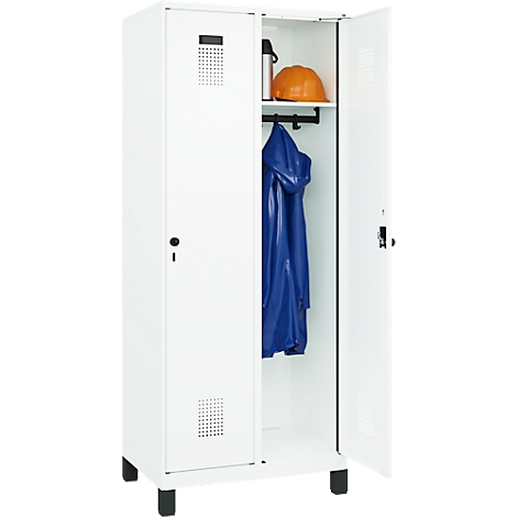 Casier blanc, une porte ouverte. Imperméable bleu, casque et thermos à l'intérieur.