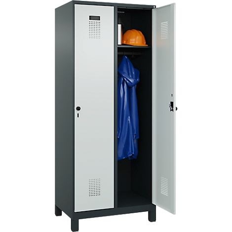 Armoire à deux portes ouverte, une porte ouverte. Intérieur : casque, bouteille, veste bleue.