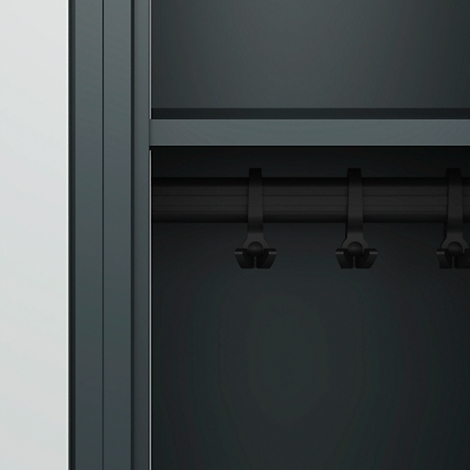 Détail d'une armoire gris foncé avec barre de suspension et crochets.