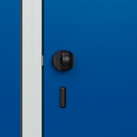 Gros plan sur une porte d'armoire bleue avec des poignées noires et un bord de cadre argenté.