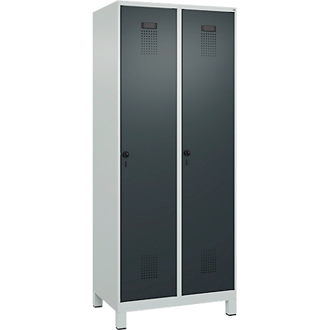 Une armoire grise à deux portes avec un motif de trous et une serrure.