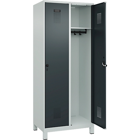 Armoire en acier à deux portes, une porte ouverte. Couleurs gris-blanc, crochets, trous pour la ventilation.