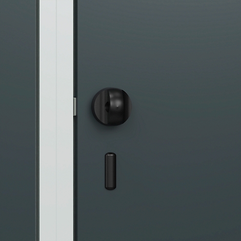 Gros plan d'une porte anthracite avec quincaillerie de porte noire. Un cadre blanc est à gauche.