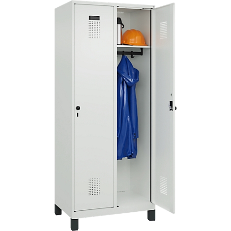 Casier blanc, une porte ouverte. Intérieur : casque, bouteille et veste bleue.