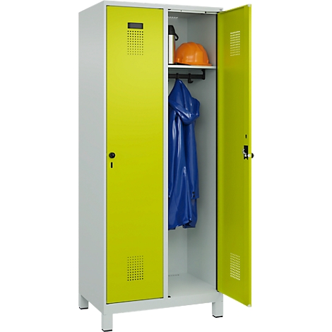 Un casier bicolore, une porte ouverte. À l'intérieur du casier, une veste, un casque et une bouteille.