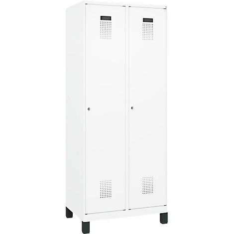 Armoire blanche avec deux portes, des fentes d'aération et des poignées noires. Il repose sur des pieds noirs.