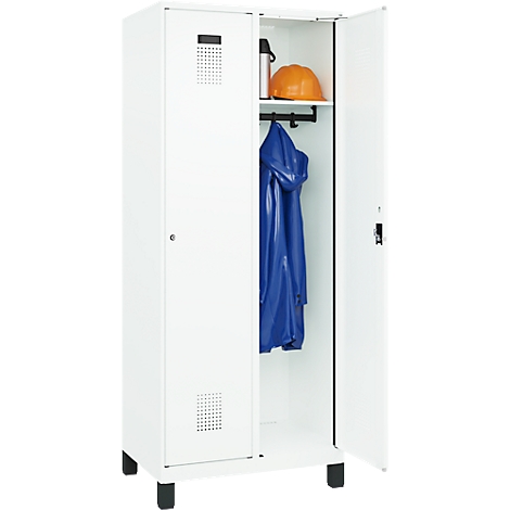 Armoire en acier blanc à deux portes, dont une ouverte. À l'intérieur : casque, veste de pluie et bouteille d'eau. Pieds noirs.