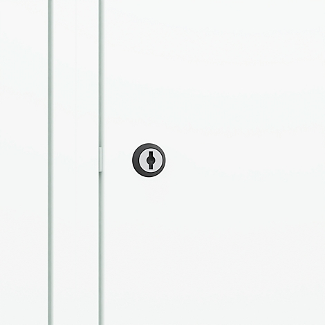 Gros plan d'une armoire blanche avec une serrure.