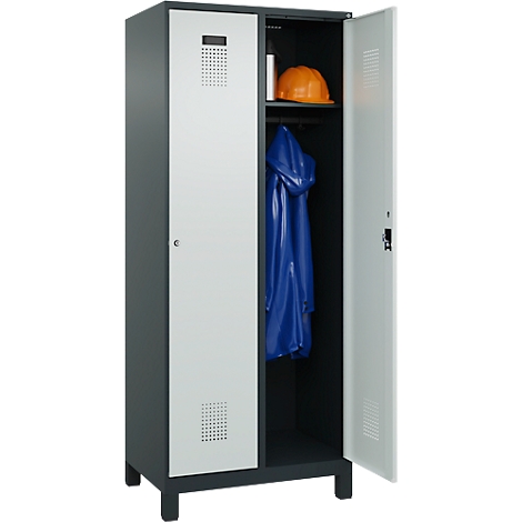 Un casier à deux portes, une porte ouverte, contenant un casque et une veste.
