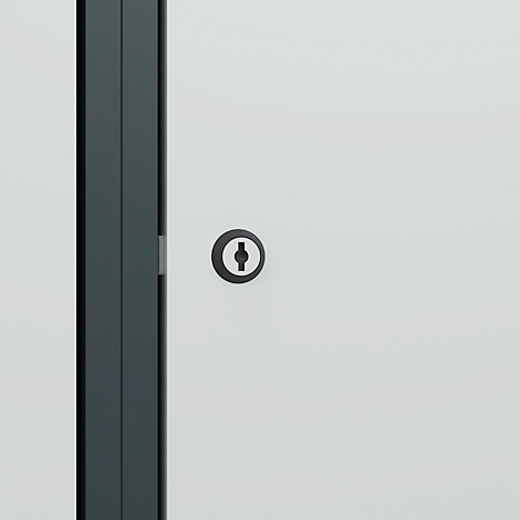 Gros plan d'une armoire blanche avec un cadre sombre et une serrure ronde.