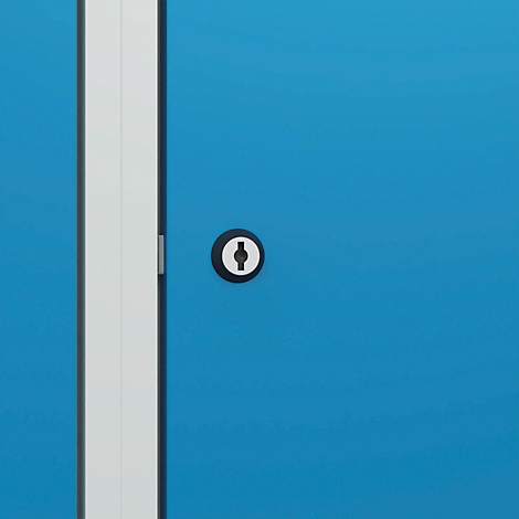 Gros plan sur une armoire bleue avec une serrure et un cadre de porte blanc.