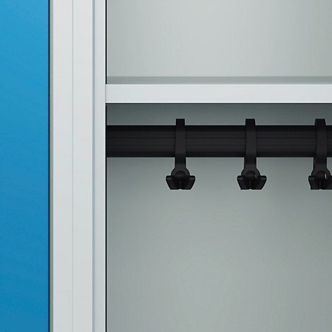 Gros plan de l'intérieur d'une armoire avec une barre noire et des supports.