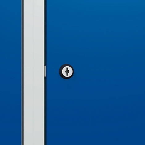 Détail d'un placard bleu, avec une serrure noire et ronde. A droite, un cadre de porte blanc.