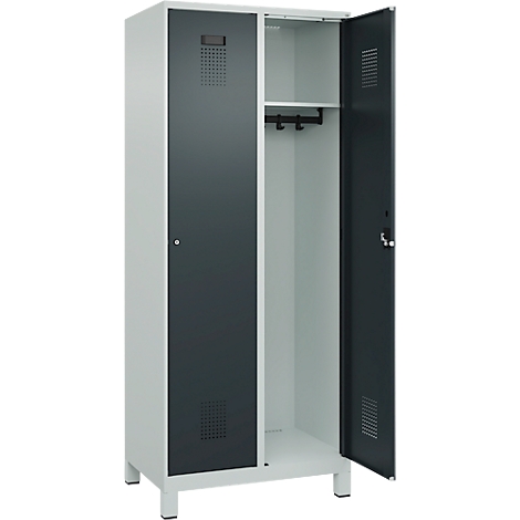 Vestiaire en acier gris et blanc, une porte ouverte, avec une tringle à vêtements et une étagère.
